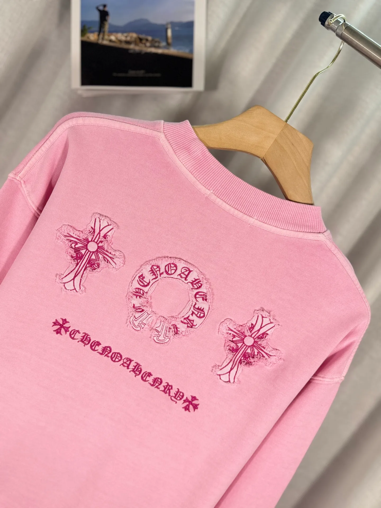 P260 top version, real shot without P, ​​different from market currency) 𝗖𝗵𝗿𝗼𝗺𝗲 𝗛𝗲𝗮𝗿𝘁𝘀/Cro Heart 2025 washed patch embroidery autumn and winter new original single counter American laser burnt 3D three-dimensional color embroidered couple casual sweatshirt 👑The highest version! Customized fabric 430g tripe terry fabric! American acid-washed and distressed original fabric laser burnt ✟appliqué embroidery and exquisite embroidery of letters! The best-selling model in the counter, very comfortable to wear. Accessories: original molded and authenticated collar label➕100% silk wash label. Genuine purchase-grade original hangtag➕matching hanging rope➕3D hanging beads➕original packaging bag. Craftsmanship: The original version has consistent wiring! The highest version of the armhole matching technique! Color: Pink Black Size: S M L XL Style No.: 9333